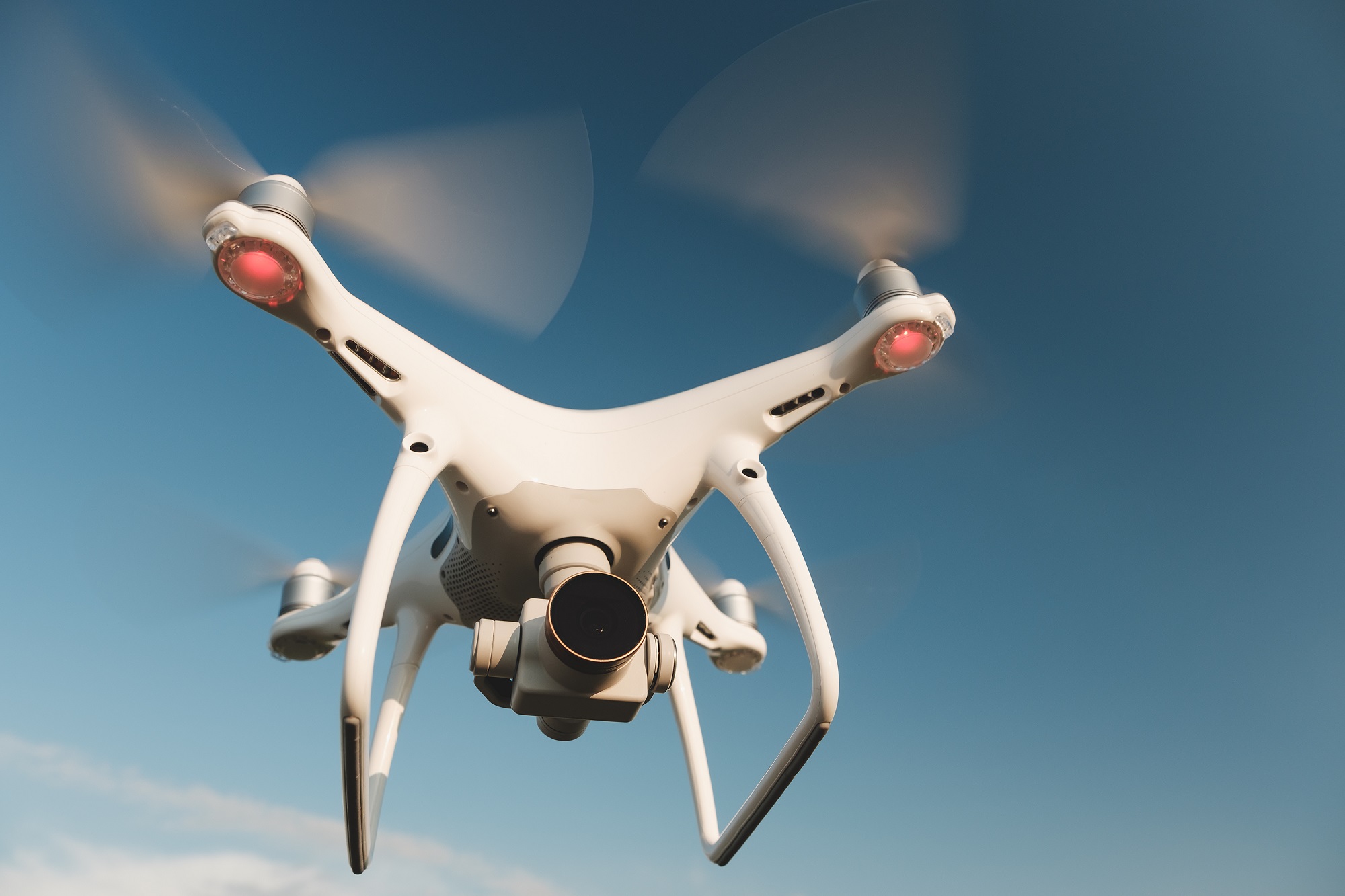 drone com câmera voando