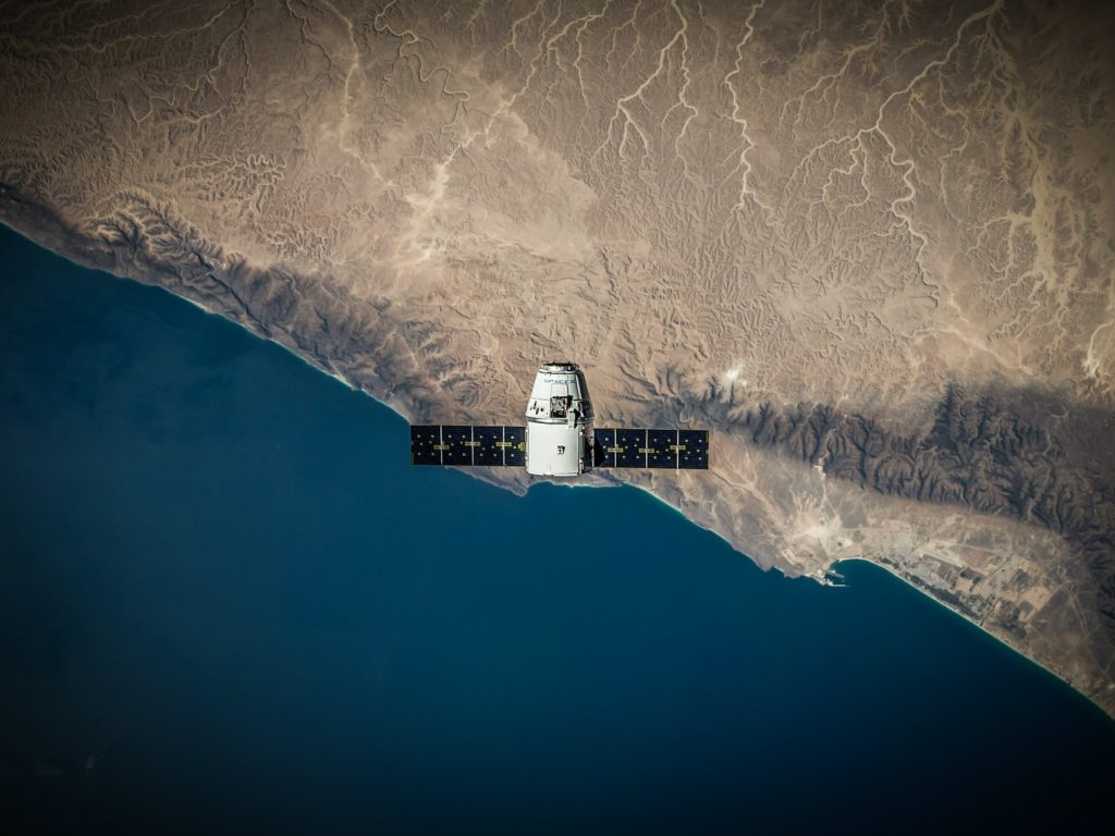 Gigantes da tecnologia disputam oferta de internet via satélite no Brasil - Quero Mais Tecnologia