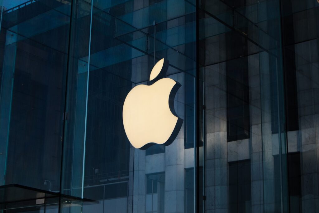 Foto de loja da Apple com símbolo de maçã na frente do prédio em foco.