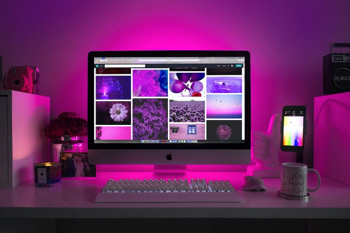 desktop de trabalho iluminado por luz rosa