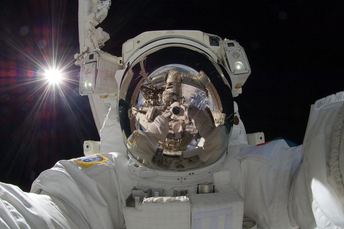 Selfie de astronauta com roupa espacial em missão