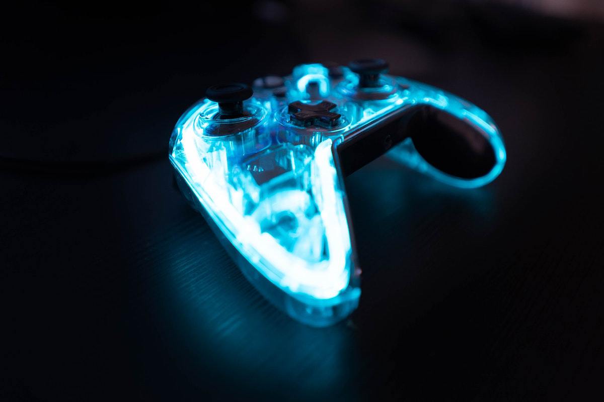 Joystick transparente com led azul sobre superfície preta