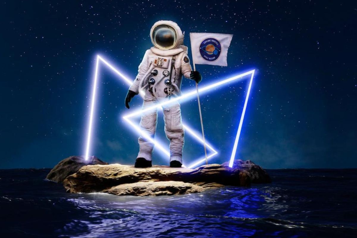 Montagem de astronauta segurando bandeira da Nasa em cima de ilha com luzes ao seu redor