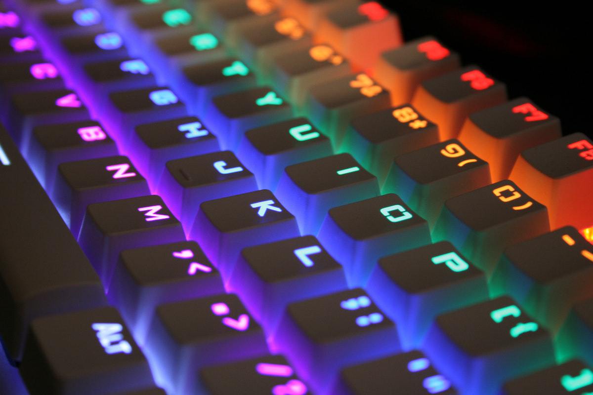 Teclado de notebook com leds coloridos por baixo das teclas em Setup gamer