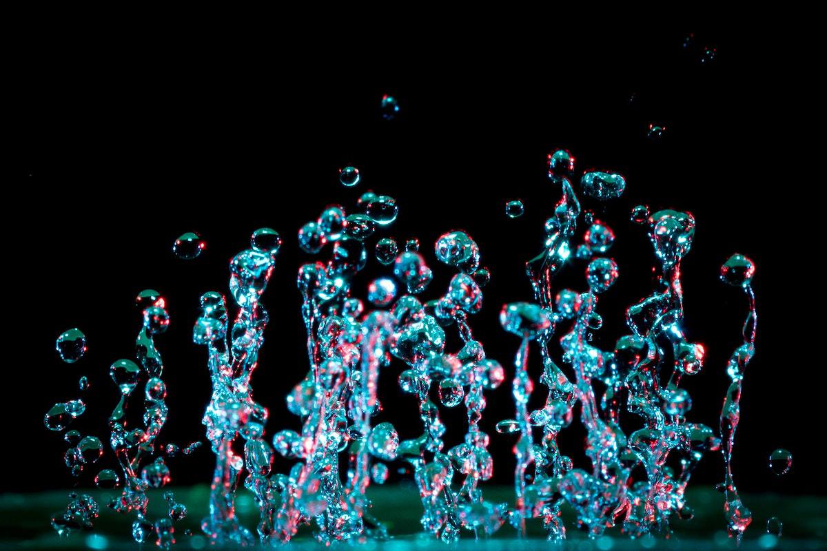 Gotas de Vidro líquido diante de fundo preto em foto