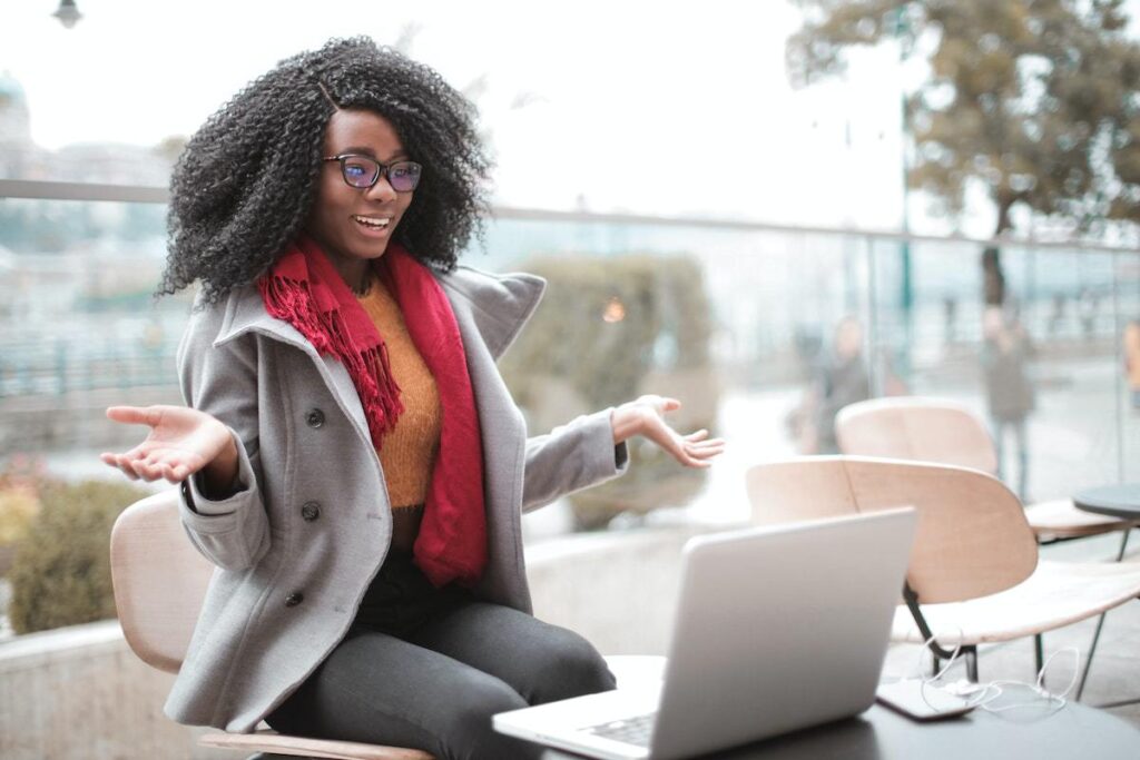  ChatGPT: a imagem mostra uma mulher na frente de um computador. 