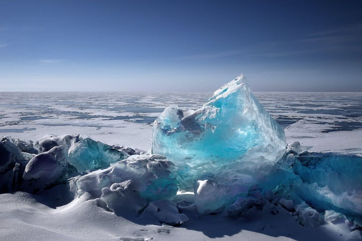 Bloco de gelo se formando em local coberto de neve ou gelo, representando bem as Mudanças climáticas