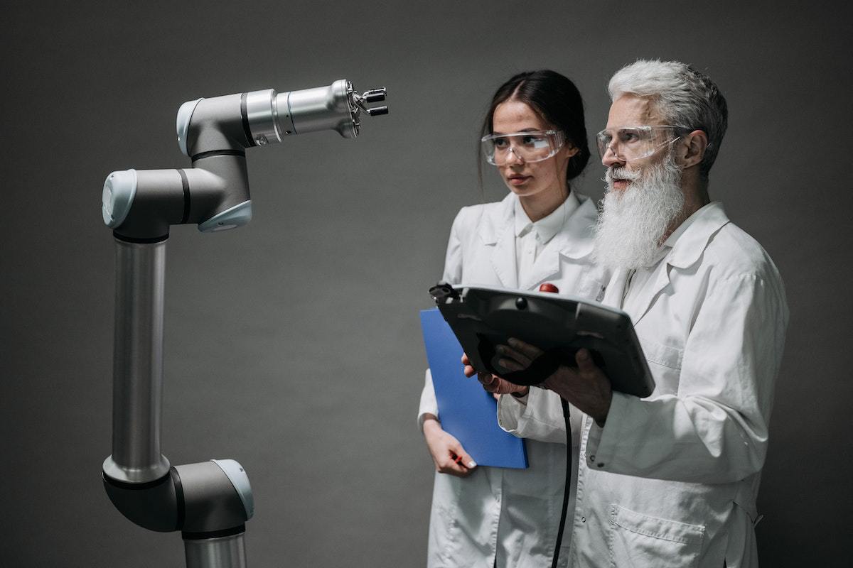 Homem e mulher analisando aparelho em laboratório que usa Tecnologia avançada