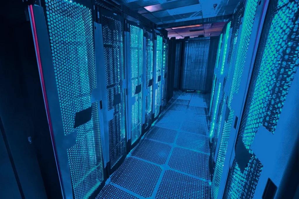 Corredor de data center moderno com servidores mainframe iluminados em tons de azul, destacando tecnologia avançada e segurança digital.